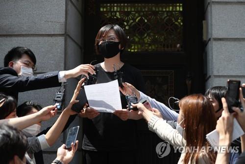 입장발표하는 이나영 이사장 (서울=연합뉴스) 윤동진 기자 = 정의기억연대 이나영 이사장이 7일 오후 서울 마포구 평화의 우리집 앞에서 입장발표를 하고 있다. 2020.6.7 mon@yna.co.kr(끝)