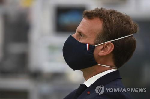 마스크 쓴 에마뉘엘 마크롱 프랑스 대통령