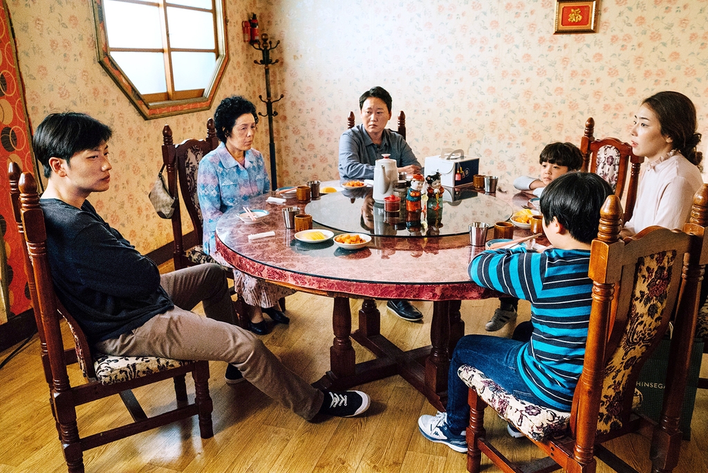 기태가 고향으로 돌아오자 모처럼 가족들이 중국 식당에 모였다.[명필름랩 제공]