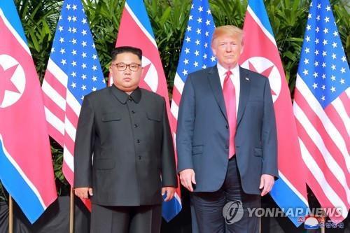 2018년 6월 12일 싱가포르에서 함께 선 김정은 국무위원장과 도널드 트럼프 대통령
