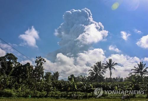 21일 오전 인도네시아 족자카르타서 두 차례 분화한 므라피 화산