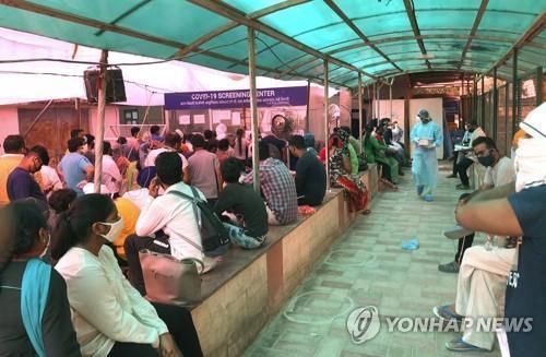인도 뉴델리 코로나19 지정병원에서 진료를 기다리는 시민들