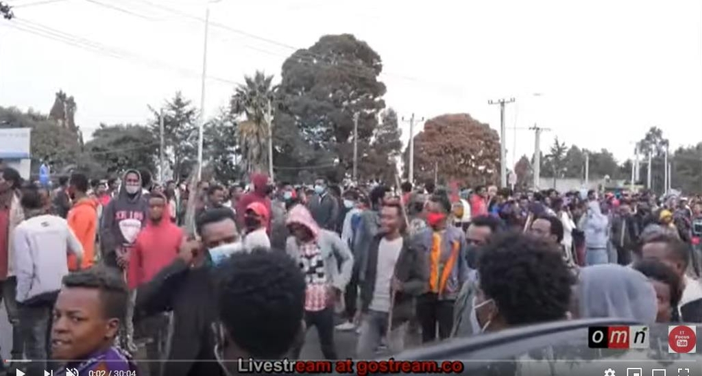 에티오피아 최대 부족 오로모족 출신 가수 하차루 훈데사(34)의 피살에 분노하는 시위대.[유튜브 캡쳐.재판매 및 DB 금지] 