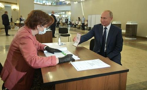 블라디미르 푸틴 러시아 대통령이 1일(현지시간) 모스크바 시내 과학아카데미 건물에 차려진 투표소에 직접 나와 투표하고 있다. 코로나19 확산 와중에도 마스크나 일회용 장갑을 착용하지 않았다. [크렘린궁 공보실 홈페이지] 