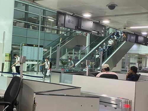 6월 19일 예외입국 절차를 통해 인도 뉴델리 인디라간디국제공항에 도착한 한국 기업인들. [코트라 인도비즈니스협력센터 제공=연합뉴스]