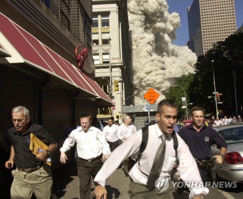 9·11 테러 현장에서 피신하는 모습을 담은 사진에 찍힌 스티븐 쿠퍼(왼쪽 끝)