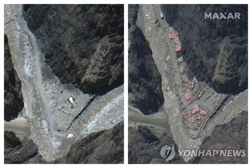 6월 23일(오른쪽)과 5월 22일 맥사 테크놀로지가 촬영한 인도-중국 국경지대 라다크의 갈완계곡 모습. 5월 사진에 없던 중국군 기지로 추정되는 시설물이 6월 촬영 사진에 보인다. [로이터=연합뉴스] 