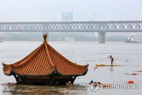 지난 8일 양쯔강 범람으로 수해를 입은 후베이성 우한.