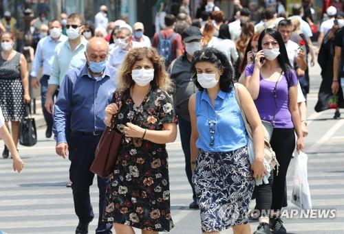 마스크를 착용한 터키 수도 앙카라 시민들