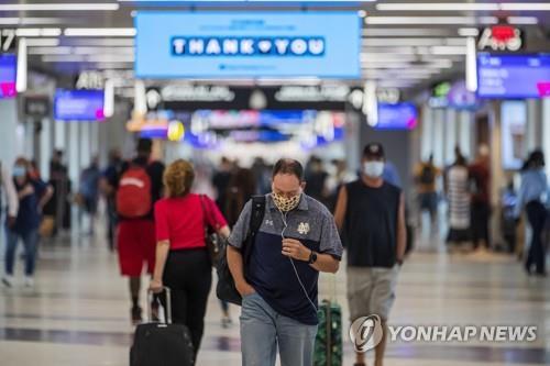 미 조지아주 애틀랜타 국제공항에서 마스크를 쓴 여행객이 지나가고 있다. [EPA=연합뉴스 자료사진]