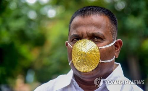 황금으로 제작된 마스크를 쓴 인도 기업인 샨카르 쿠르하데. [AFP=연합뉴스]