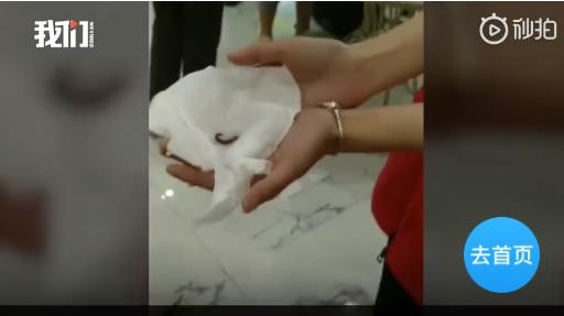 중국 회사에서 실적 미달로 지렁이 등 벌레를 먹게하는 장면