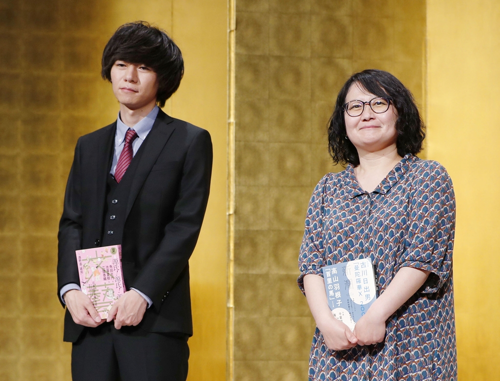 (도쿄 교도=연합뉴스) 제163회 아쿠타가와상 수상자로 뽑힌 도노 하루카(遠野遙·28·왼쪽) 작가가 15일 공동 수상자인 다카야마 하네코(45) 작가와 함께 포즈를 취하고 있다. 