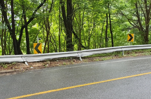 대청호 도로의 손상된 가드레일