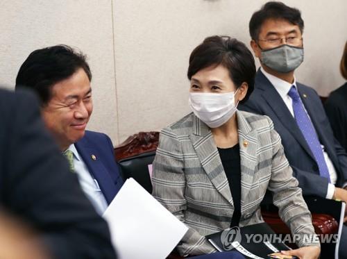 대화하는 김현미 국토교통부 장관