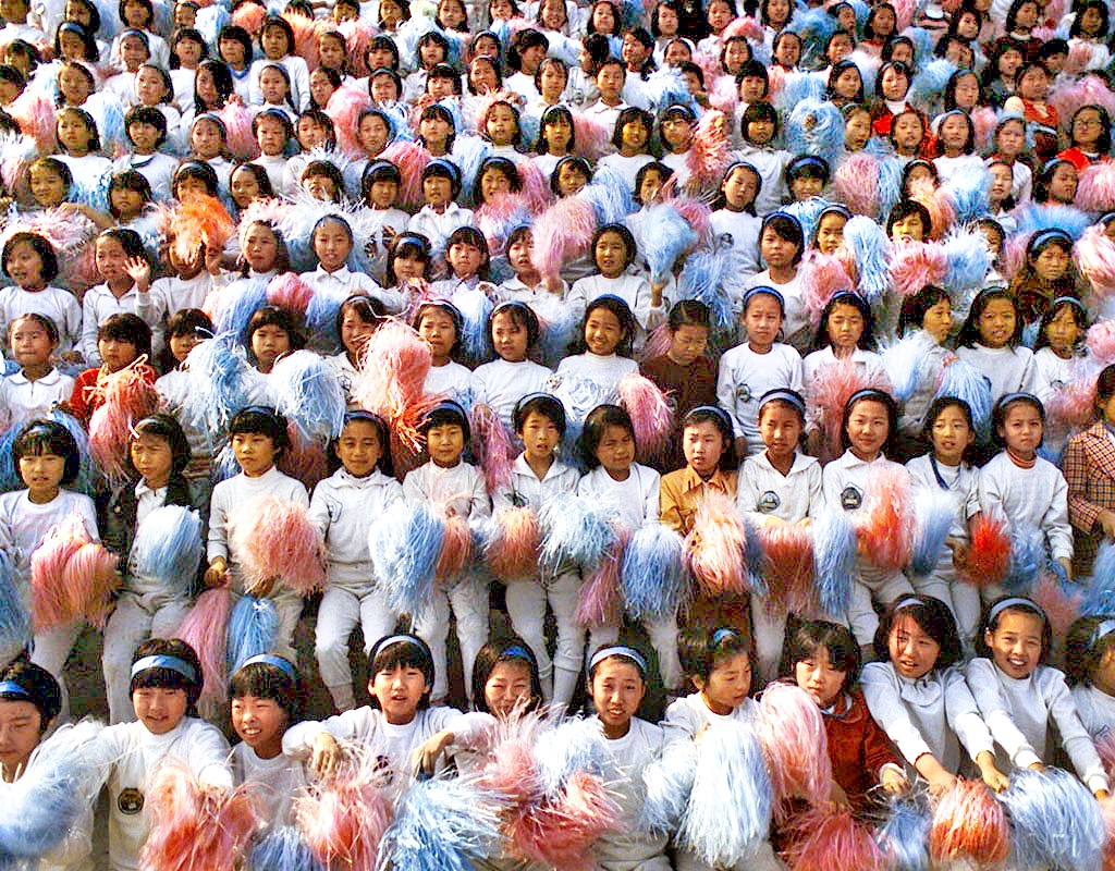 운동회에서 응원전을 벌이는 서울 대신초등학교 학생들. 1977년 [국가기록원 제공] 