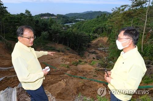 산사태 피해지 현장점검하는 박종호(왼쪽) 산림청장