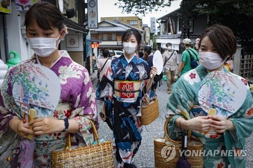 기모노 차림으로 일본 교토(京都)를 관광하는 여성들. [EPA=연합뉴스 자료사진]