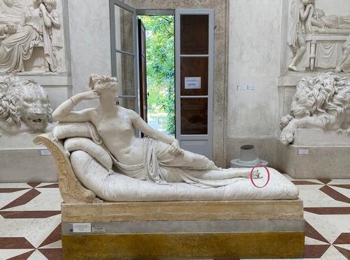 안토니오 카노바 박물관에 있는 '비너스로 분장한 파올리나 보르게세' 석고상. 빨간 원안이 파손된 부분. [ANSA 통신 자료사진]