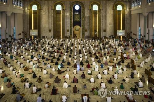 인도네시아 수라바야의 모스크 7월 31일 예배 장면