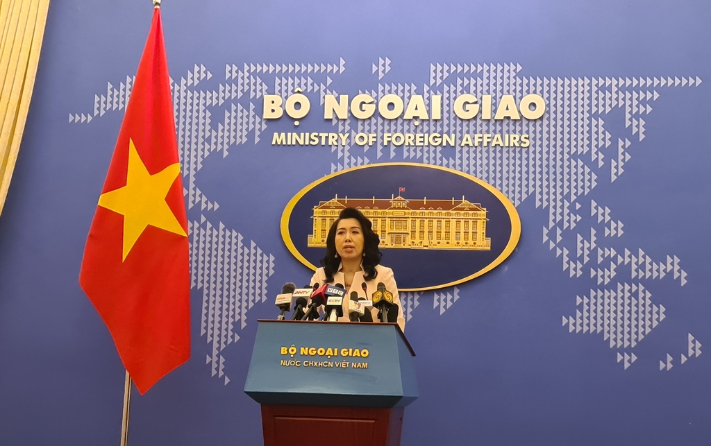 브리핑하는 레 티 투 항 베트남 외교부 대변인