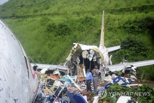 190명 탑승 인도 여객기 두 동강…18명 사망·22명 중태