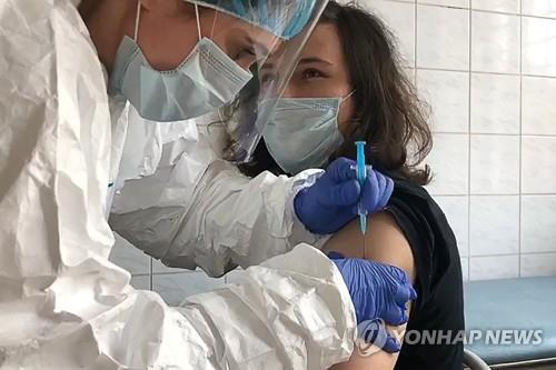 러시아가 자체 개발한 백신 1차 임상시험 접종 모습 