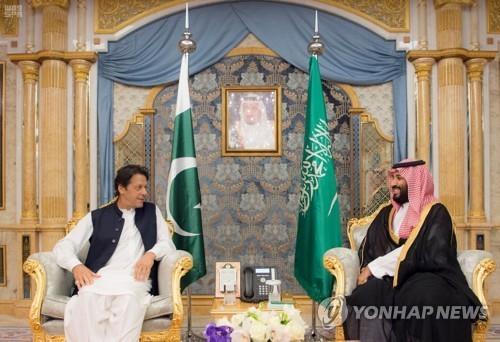 2018년 9월 사우디를 방문한 임란 칸(왼쪽) 파키스탄 총리와 무함마드 빈살만 사우디 왕세자 [AP=연합뉴스]