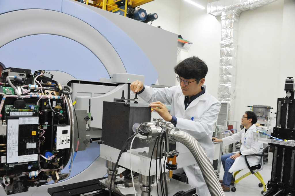 KRISS 김인중 책임연구원(좌)팀이 개발한 열량계를 이용해 흡수선량을 측정하고 있다 [KRISS 제공. 재판매 및 DB 금지]