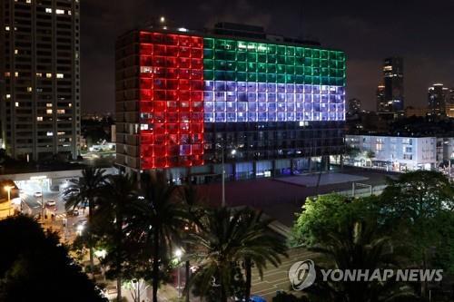 UAE 국기 불빛으로 뒤덮인 이스라엘 텔아비브 시청 청사
