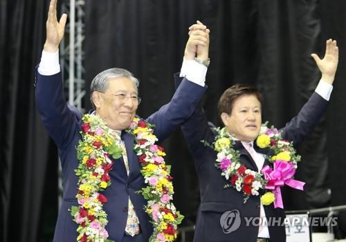 지난해 10월 국기원장 선거 당시 최영열 당선자(왼쪽)와 오노균 후보.