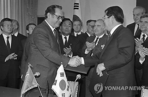 1991년 1월 김종인 청와대 경제수석(오른쪽)과 소련의 유리 마슬류코프 부총리가 한·소 경제협정을 체결한 뒤 악수하고 있다. [연합뉴스 자료사진]
