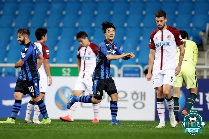 인천 송시우에게 결승골을 내주고 고개를 숙인 FC서울 선수들