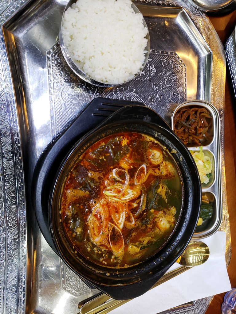 베이징 푸드코트 북한 식당의 미역 조개탕
