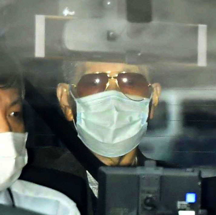 (도쿄 교도=연합뉴스) 사기 혐의로 체포된 건강기구 판매업체 '저팬 라이프'의 야마구치 다카요시 전 회장이 경찰 호송 차량에 탄 채 경시청에 들어서고 있다. 