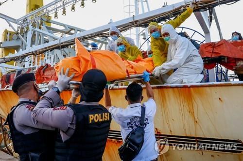 지난 7월 중국 어선 냉동고에서 찾아낸 인도네시아인 선원 시신 