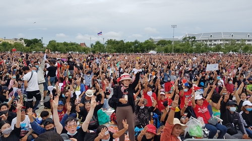 반정부 집회 참석자들이 저항의 의미로 '세 손가락 경례'를 하고 있다 2020.9.19