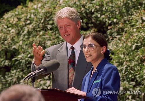 1993년 6월 4일 빌 클린턴 당시 대통령과 긴즈버그 연방대법관 후보자가 기자회견을 하고 있다. [AP=연합뉴스]