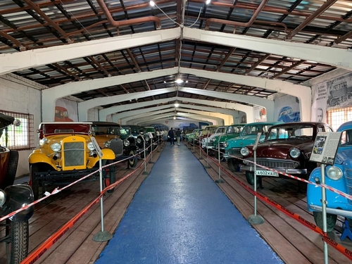 기술 박물관에 전시된 소련 시대 자동차들의 모습.