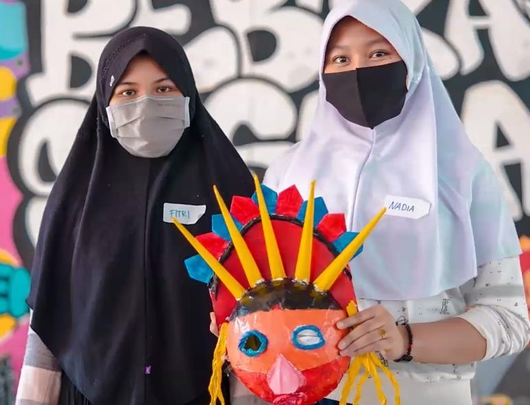 '메이드인 찌르본' 프로젝트에서 가면을 만든 인도네시아 찌르본 중학생들