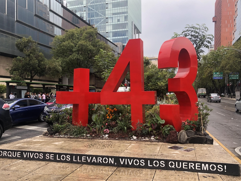 멕시코 실종 교대생 43명을 기억하기 위한 조형물