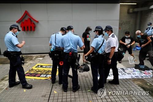홍콩에서 10월1일 국경절을 맞아 수천명의 경찰이 불법시위에 대비해 검문을 강화하고 있다. [AFP=연합뉴스]