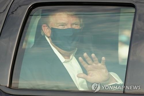 차 안에서 지지자들에게 손 흔드는 트럼프