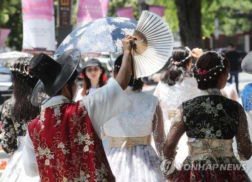 전주 한옥마을의 한복 입은 관광객들
