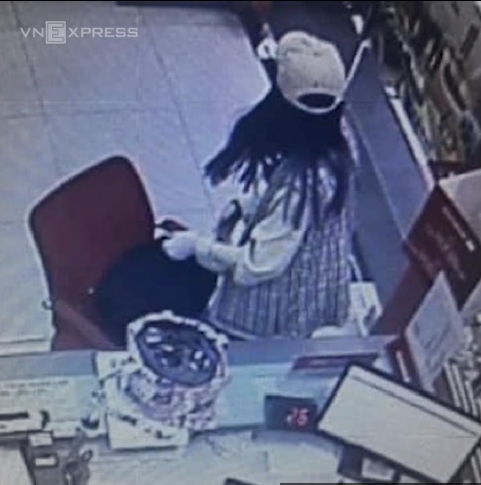 폭탄이 있다며 위협하면서 은행 직원들을 협박하는 CCTV 장면