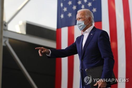 마스크 쓰고 플로리다 노인 유권자 만나는 바이든 후보