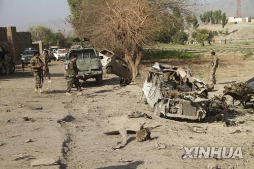 10월 3일 아프가니스탄 낭가르하르주의 차량폭탄공격 현장. 이날 탈레반의 공격으로 13명이 숨지고 30여명이 다쳤다. [신화=연합뉴스]
