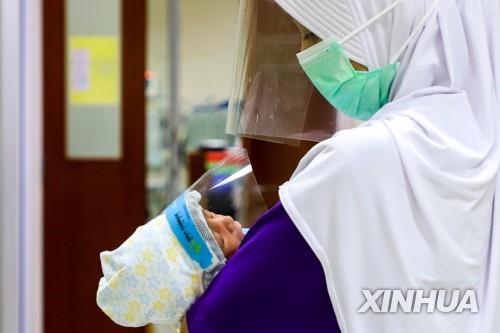인도네시아 코로나19 사태 속에 태어난 아기 자료사진