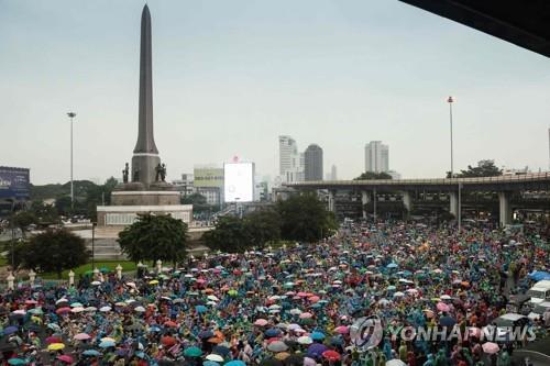 방콕 시내 승전기념탑에 모인 반정부 시위대. 2020.10.18