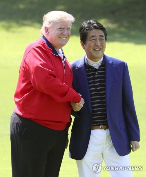 악수하는 도널드 트럼프 미 대통령과 아베 신조 전 일본 총리. [교도=연합뉴스 자료사진]